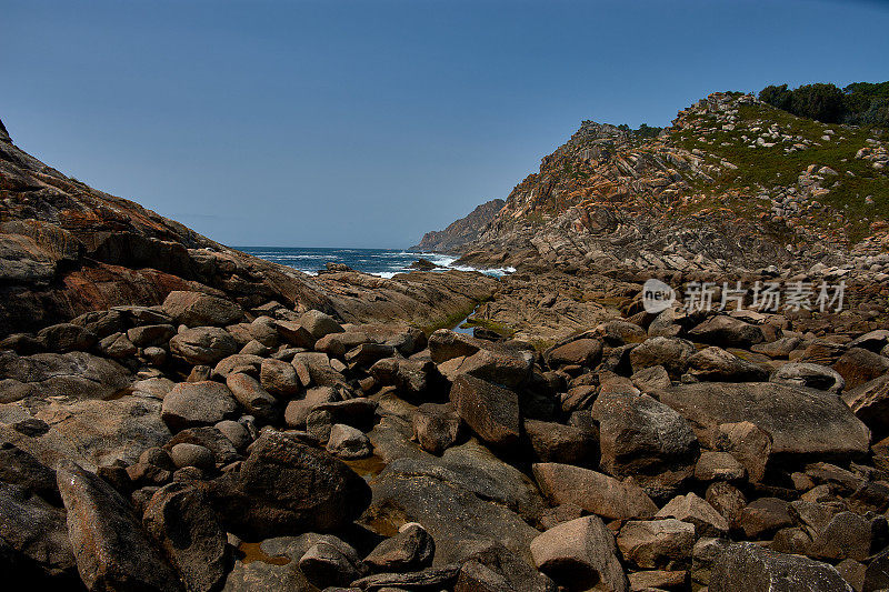 大西洋群岛国家公园，西班牙蓬特维德拉维戈Cíes群岛上的海岩