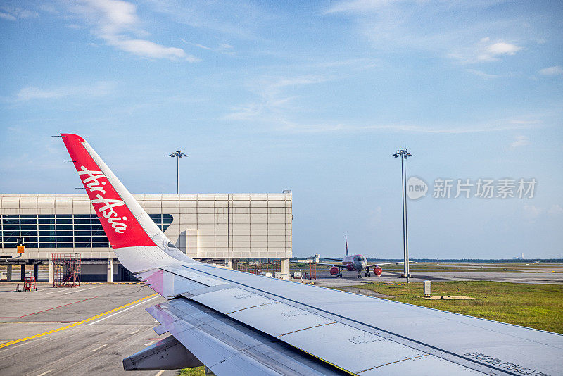 在吉隆坡机场滑行的空中客车320NEO的机翼