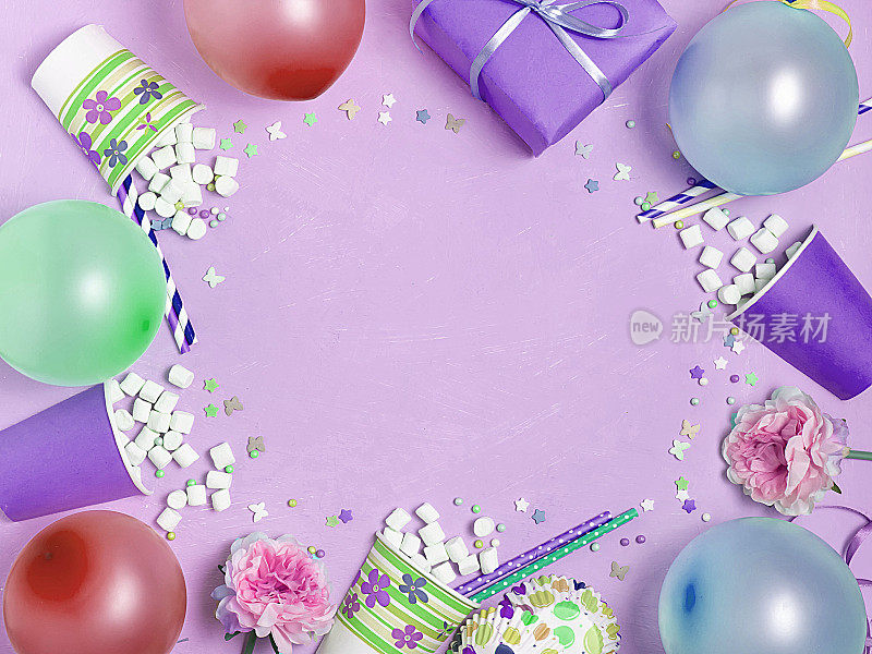 气球，礼品盒，花，纸杯的生日装饰。