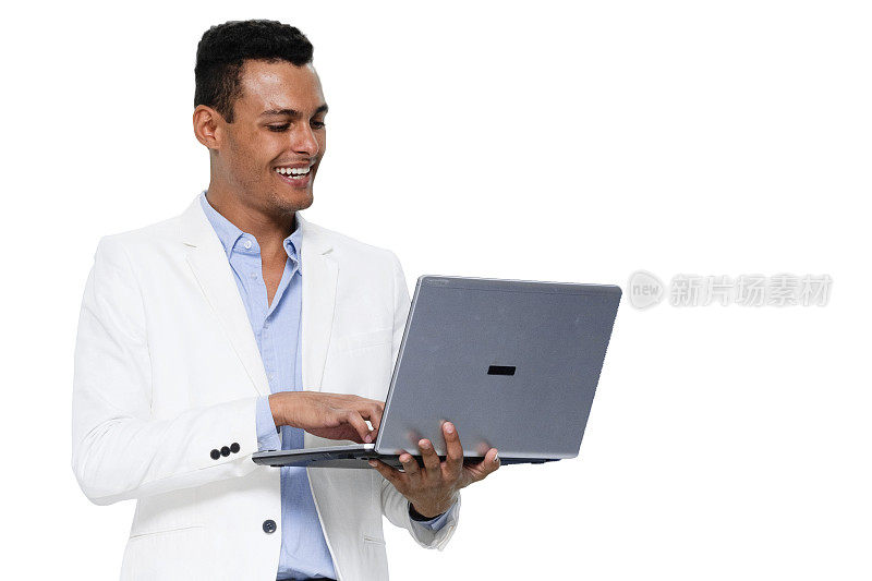 非裔美国人，年轻男性，穿着衬衫，用电脑