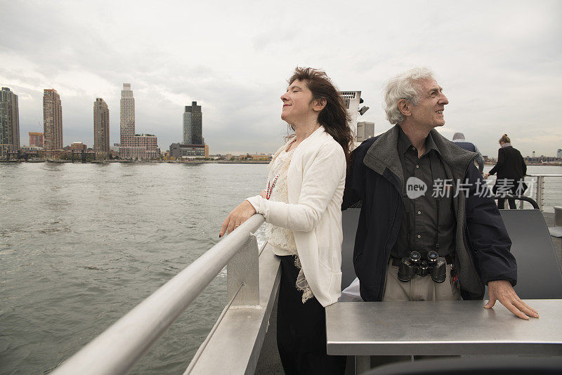 这对老年夫妇正在纽约曼哈顿旅行。在东河乘渡船