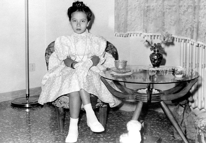 坐在客厅里的女孩，1958年。