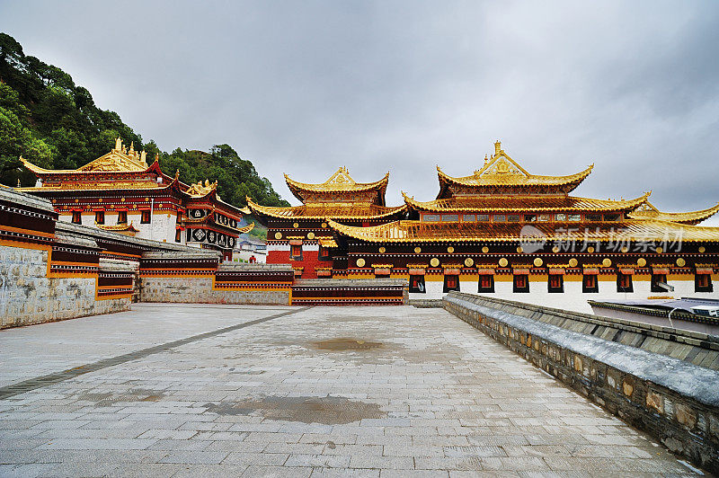 中国甘肃省甘南市藏族自治州曲鲁县朗木寺藏传佛教大殿。