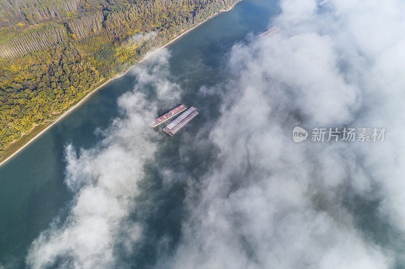 多瑙河。多瑙河的大城市景观鸟瞰图，醒来，从上面看日出，晨雾