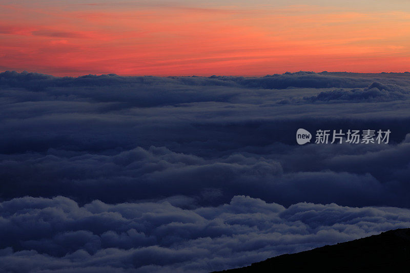 哈雷阿卡拉峰云层之上的日出