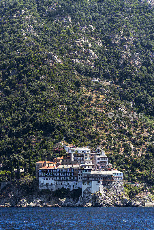 从海上俯瞰希腊阿尔基迪基的奥索斯修道院