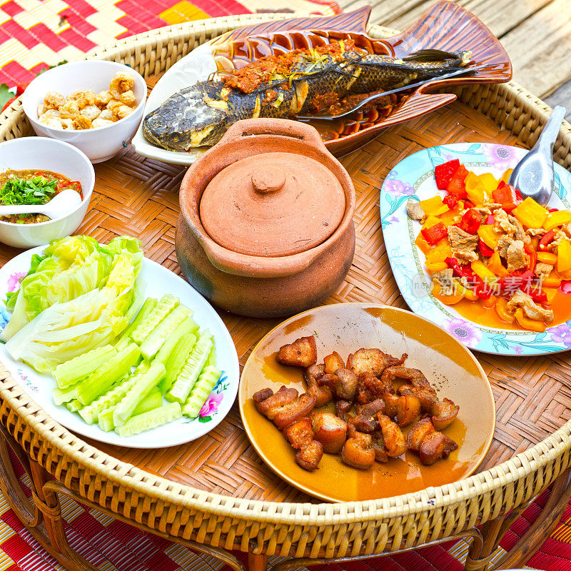 盘子与当地的泰国食物和菜肴