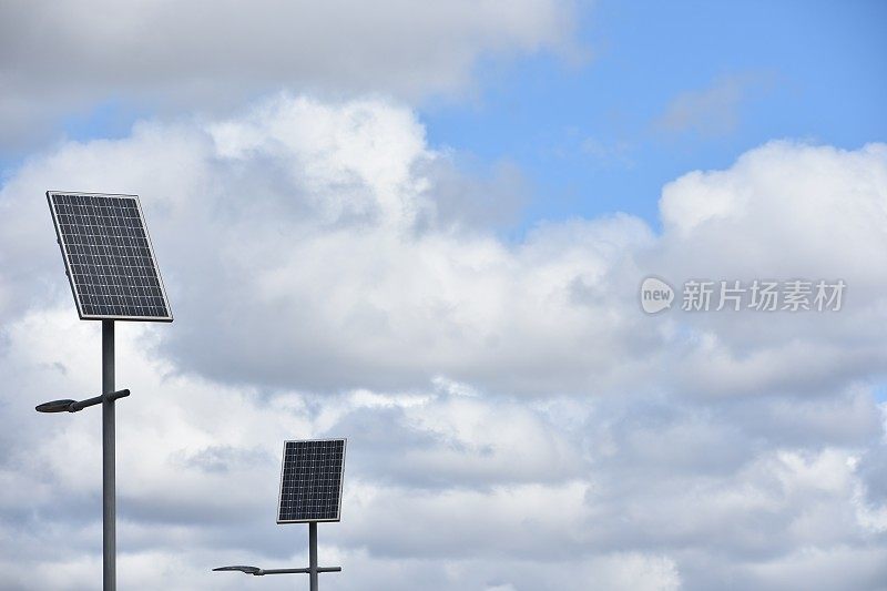 在多云的天空下，一块太阳能电池板