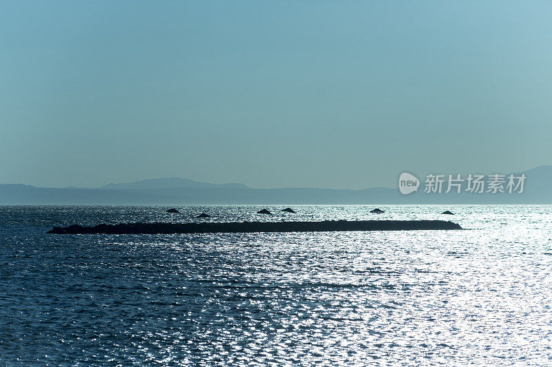 日落时分，土耳其巴利克希尔阿瓦里克夏日小镇的沙滩海岸