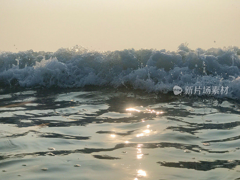 印度果阿，海浪冲向相机