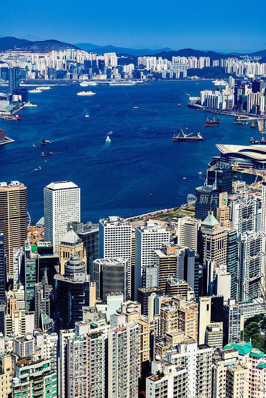 香港摩天大楼拥挤的城市景观和海港