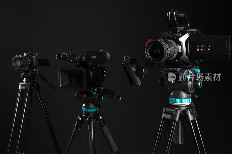 三种不同类型的视频电影摄影相机上的黑色背景，特写