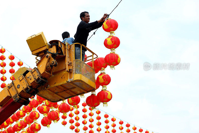 中国新年:准备精心制作的灯笼点灯仪式