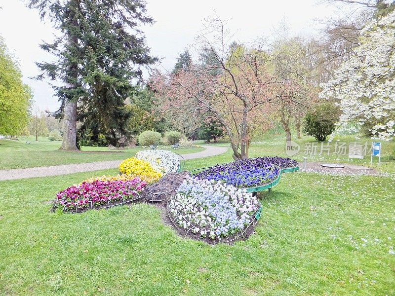 蝴蝶形状的花雕塑在坏威尔顿根温泉公园