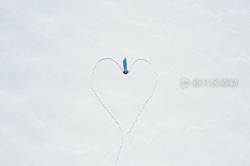 鸟瞰图一对夫妇在冬天穿雪鞋户外