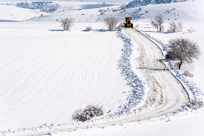 用平地机在乡间路上铲雪