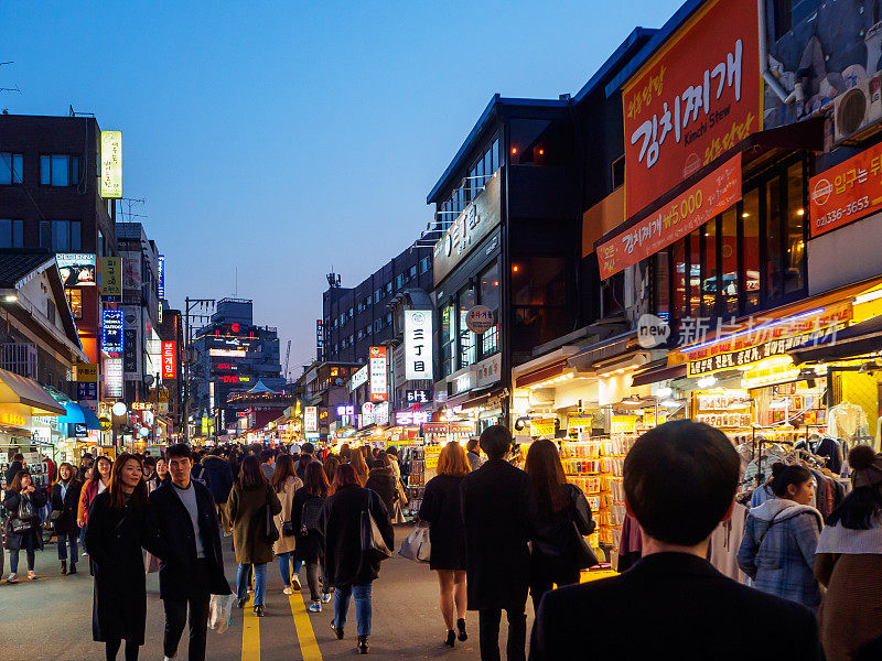 韩国首尔——2017年3月4日——一群游客在洪台市场购物和散步
