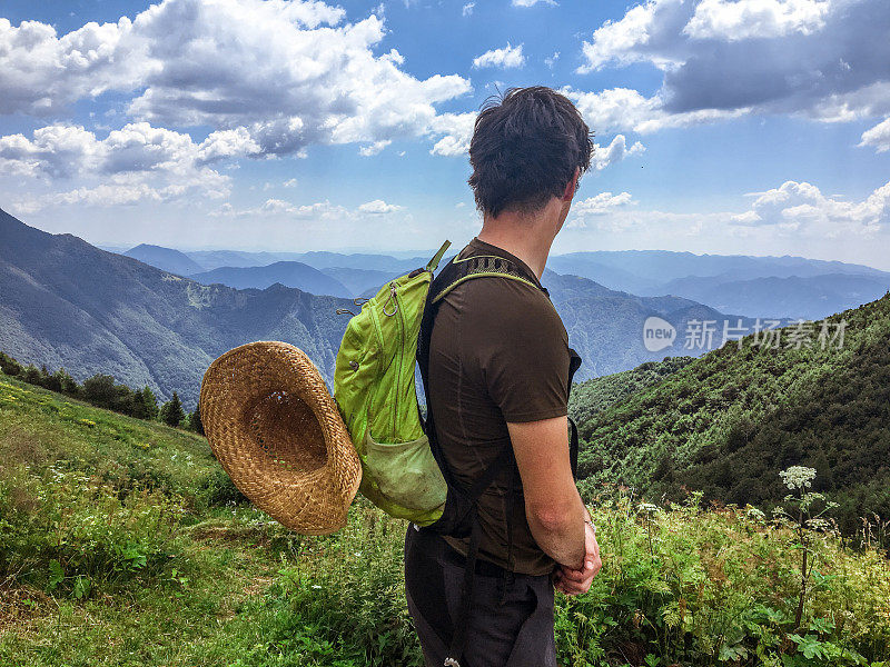 一个年轻人喜欢夏天在山里徒步旅行