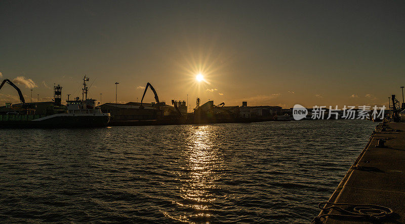 普尔码头商业码头的日落