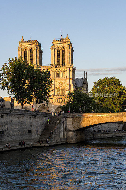 巴黎圣母院，塞纳河和桥，法国