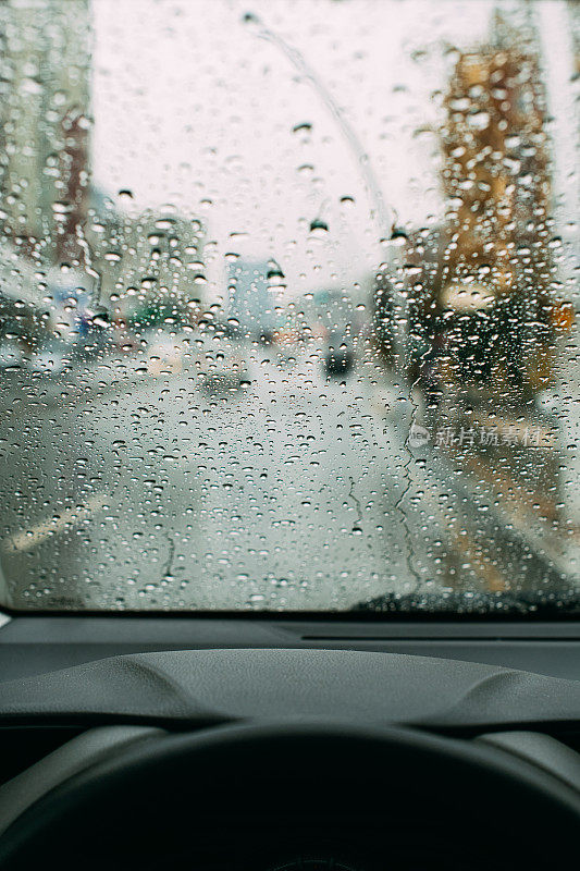 雨时雨滴落在车窗上