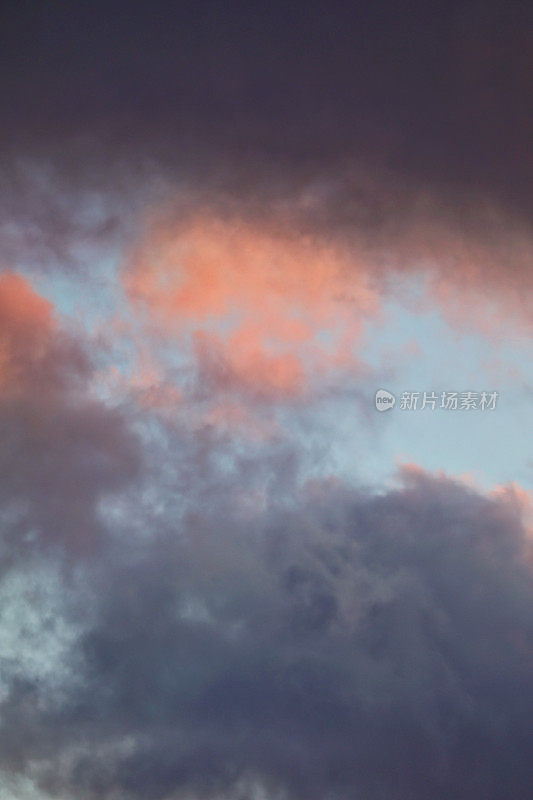 戏剧性的天空和暴风雨后的Cloudscape