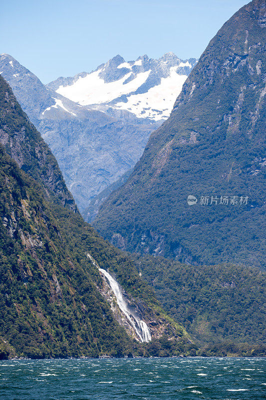 新西兰:米尔福德湾的鲍文瀑布