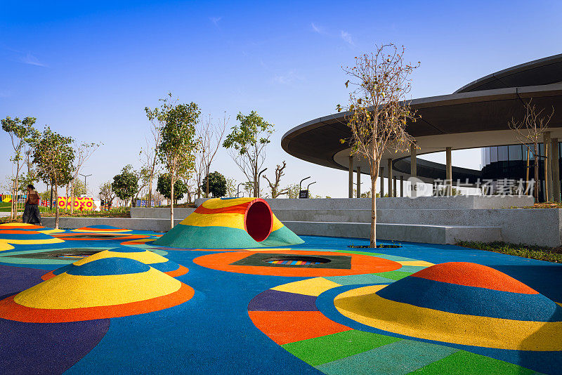 沙迦公园的儿童游乐场，有许多彩色的橡胶堆和隧道，到处都是玩耍设备，秋千，滑梯，蹦床