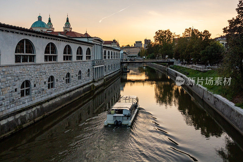 斯洛文尼亚卢布尔雅那的卢布尔雅那河和中央市场的黄昏