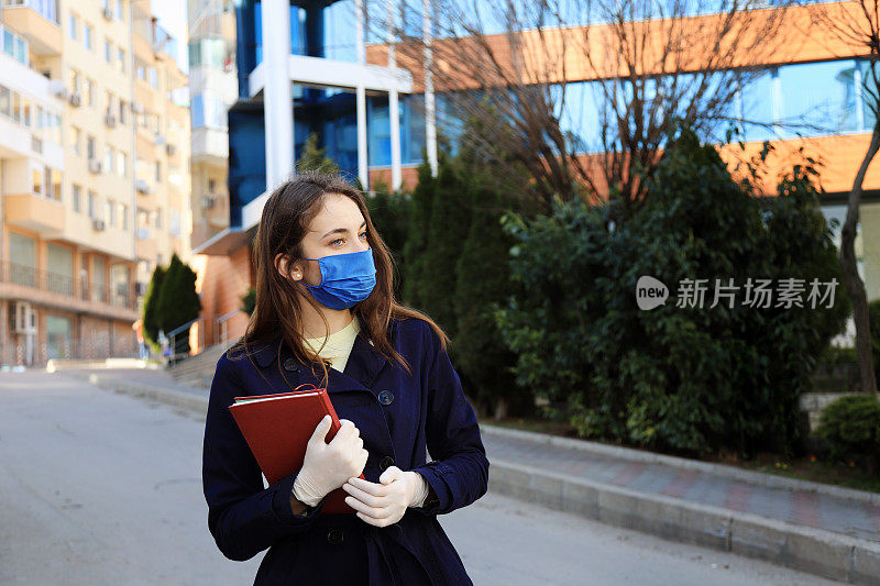 戴面罩和手套的年轻女子