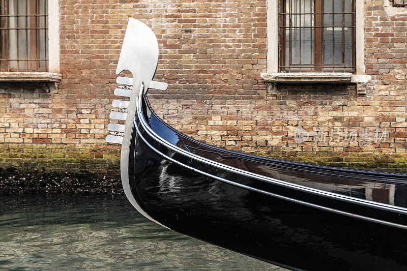 意大利威尼斯运河上的游客贡多拉的船头特写