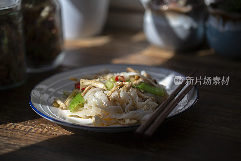 中国自制米粉，配辣鸡肉丝和蔬菜