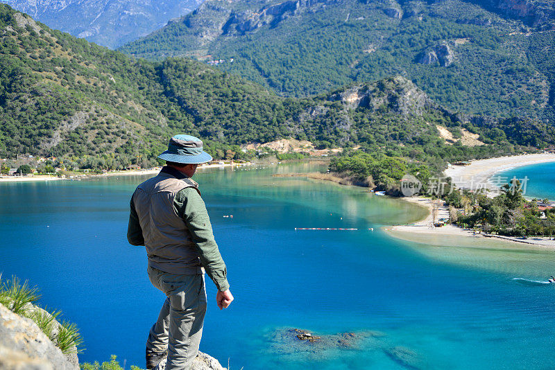 欣赏风景的摄影师。Ölüdeniz来自土耳其Fethiye。