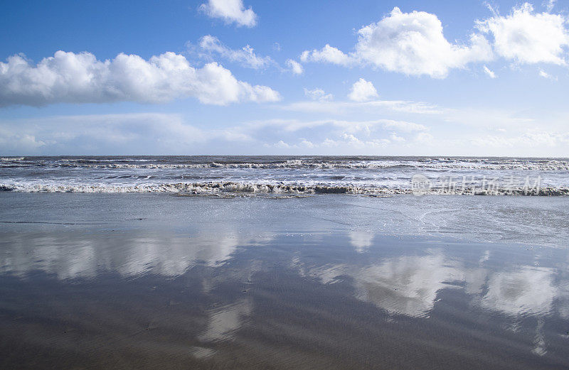 海滩和湛蓝的大海