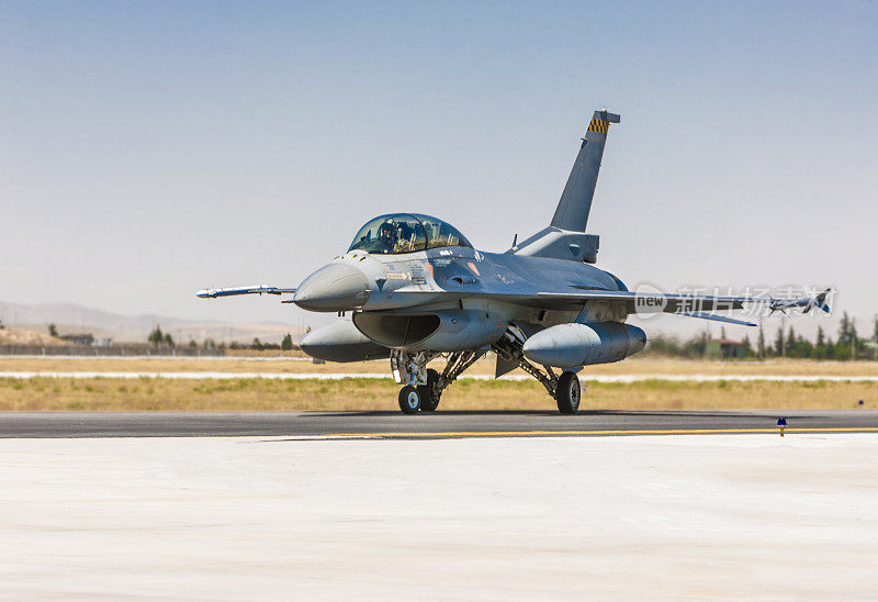 F-16猎鹰战斗机在跑道上