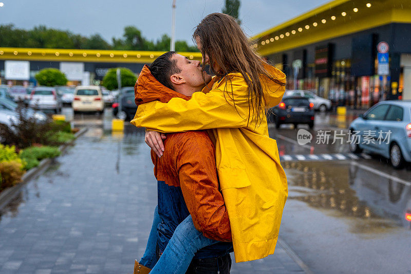 小情侣在雨中接吻