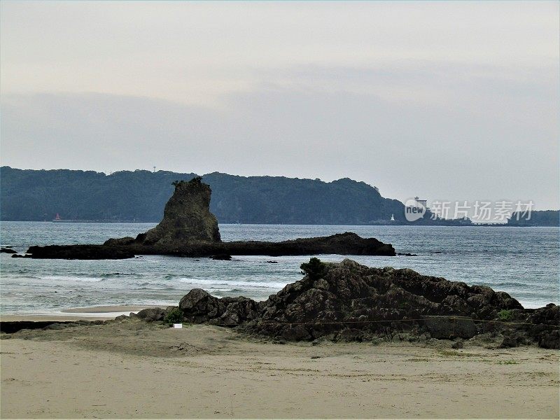 日本。7月。大海、沙滩、悬崖和天空。