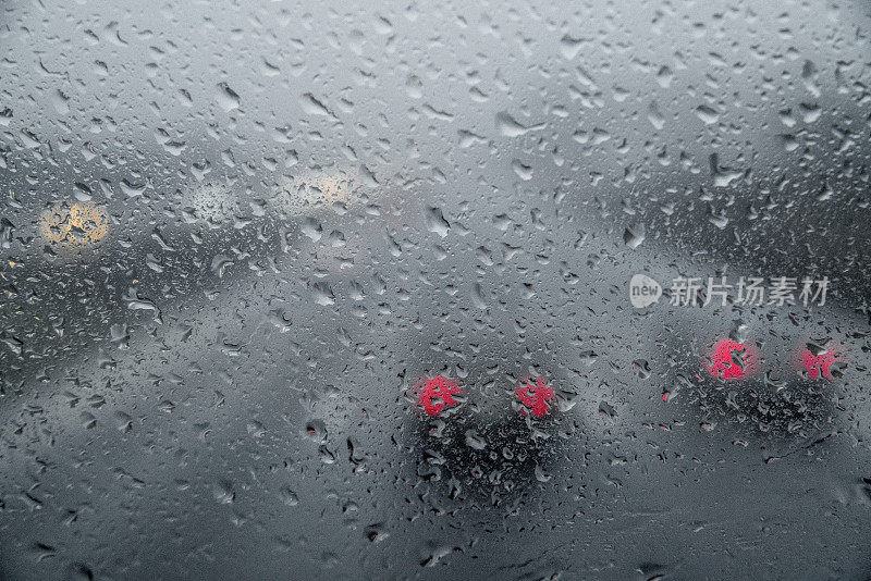 雨点落在窗户上的特写