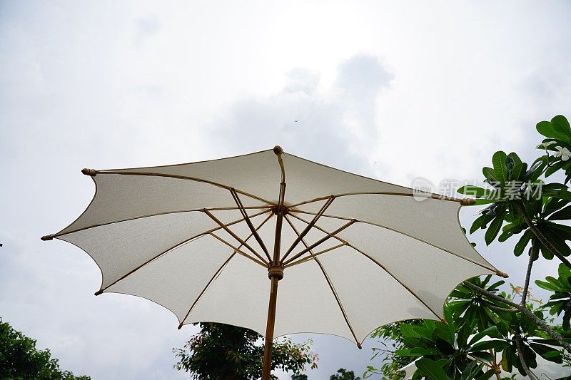 白色户外遮阳伞