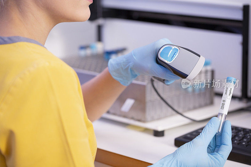 在医学实验室工作的女医生使用现代设备对医学样本进行检测。实验室医疗设备用于分析的医疗设备。检测冠状病毒(COVID-19)、艾滋病和DNA、RNA病毒的定义。