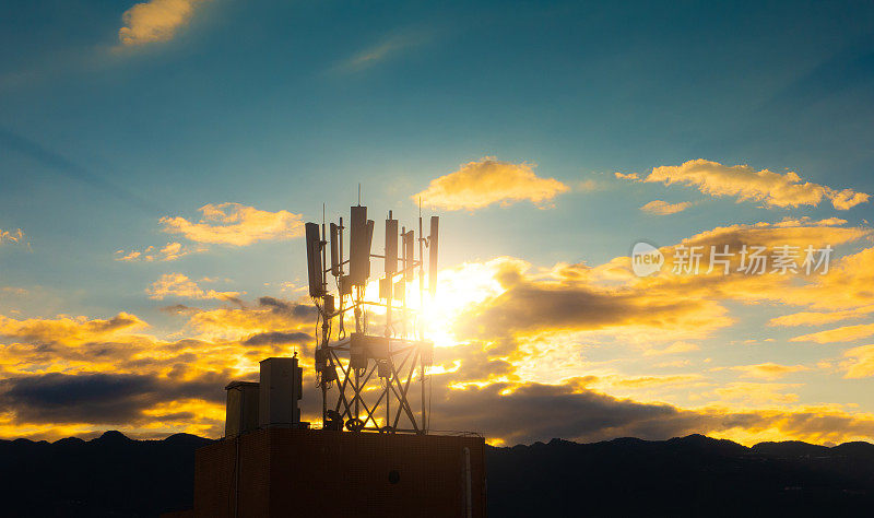 日落时的5G通信塔