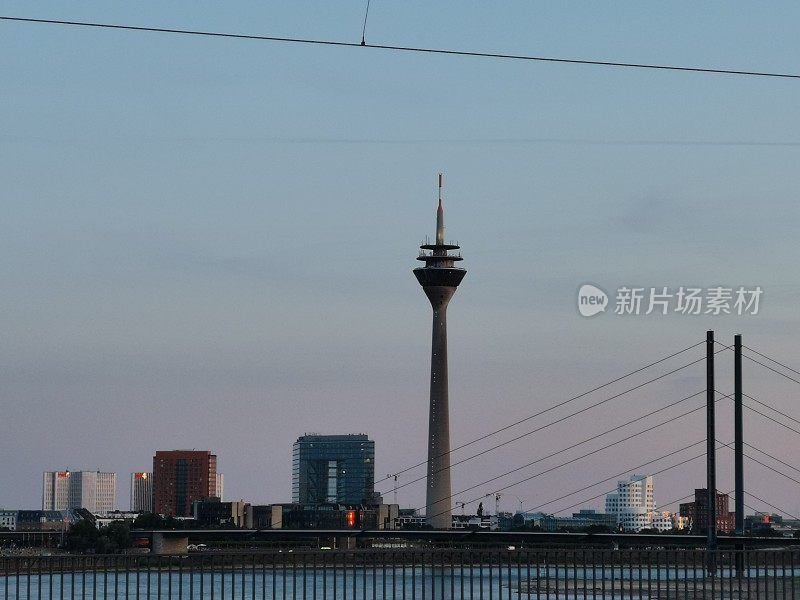 标志性的Düsseldorf地平线的水平图像被浪漫的天空框起来