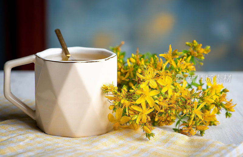 圣约翰草花草本茶在一个杯子特写