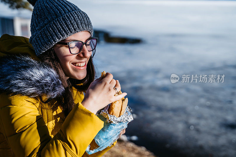 吃着兹拉蒂博尔山传统食物的女人