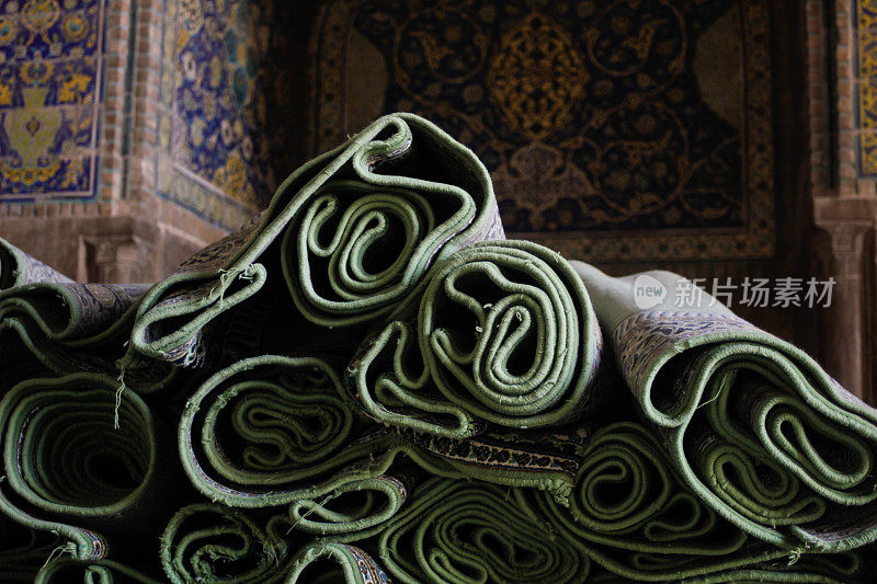 伊朗一座清真寺里的卷地毯。穆斯林宗教建筑正准备祷告