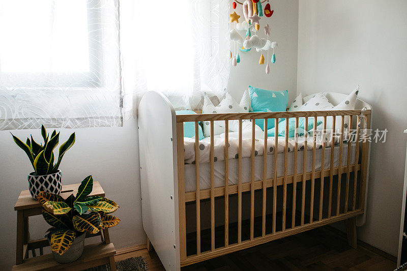 家中育婴室的空婴儿床