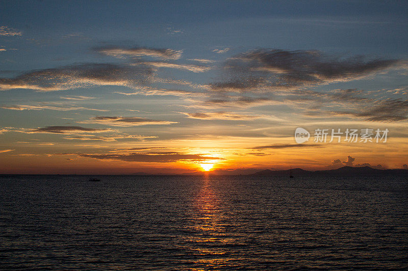 海上美丽的云景，夕阳照