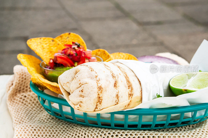 墨西哥传统正宗的自制玉米煎饼与拉猪肉牛肉辣椒牛肉，番茄沙拉，鳄梨鳄梨色拉酱和蘸酱