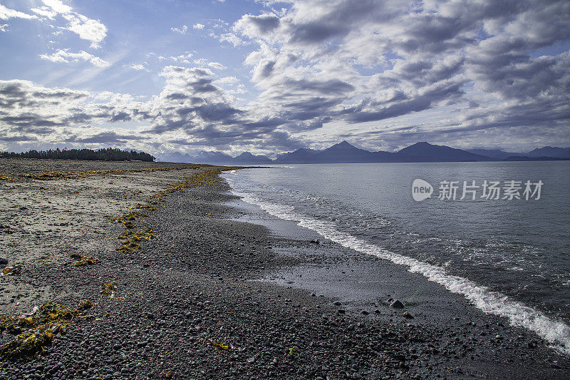 阿拉斯加海岸的海滩，面向太阳