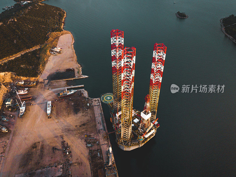 顶部鸟瞰图的近海石油钻机在船厂与直升机停机坪